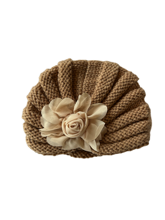 Gebreide bloem muts bruin