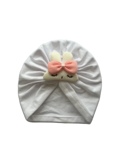 Mutsje konijntje wit met roze strikje