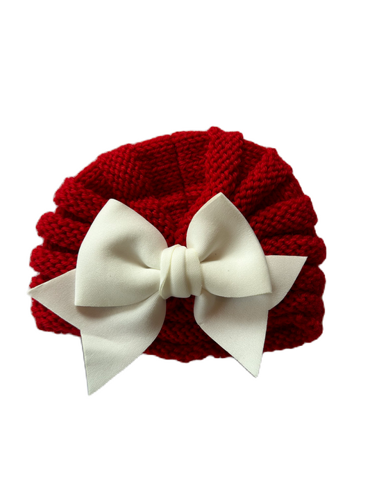 Gebreid rood mutsje met witte strik