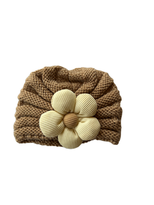 Gebreide bloem muts bruin