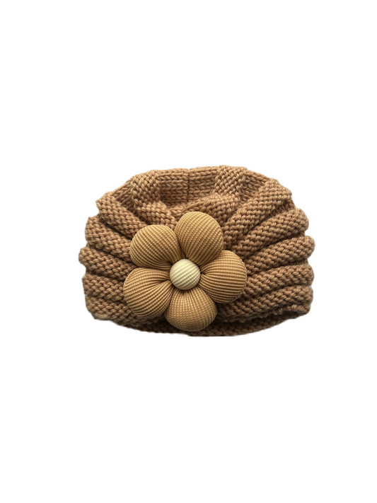 Gebreide Caramel muts met Caramel kleur bloem
